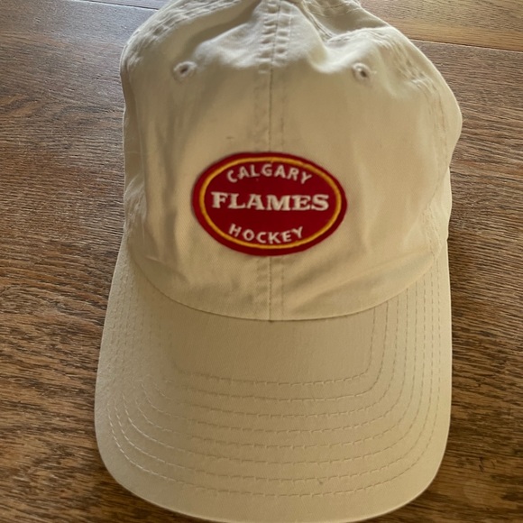 Calgary Flames Adult Hat in excellent condition OSFA - Picture 1 of 4
